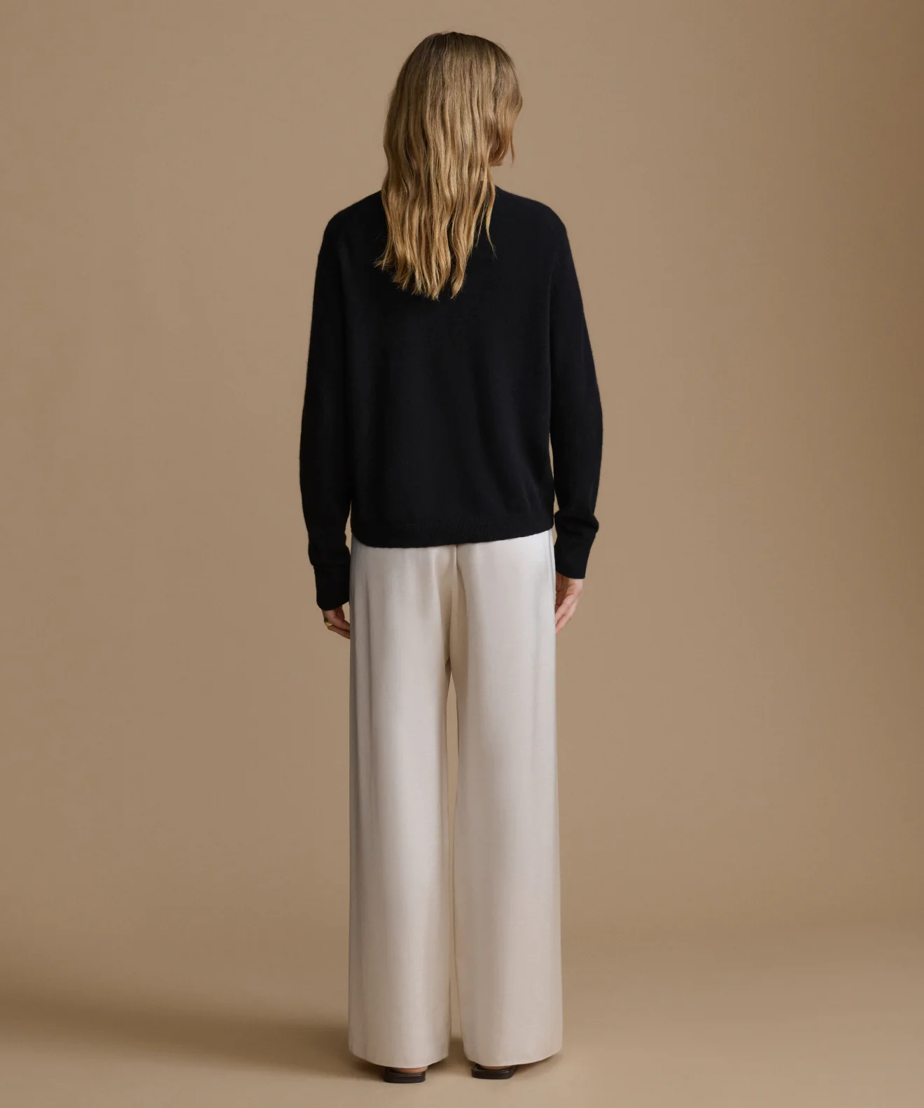 Flynn Cashmere V-Neck - Image 4